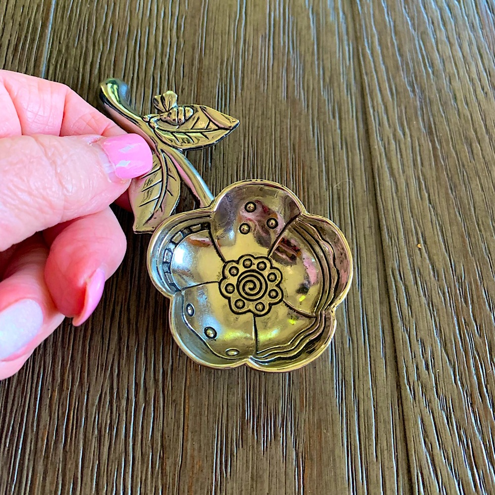 Pewter 🌺 flower ring holder
